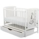 BabyNeeds - Patut din lemn Timmi Girafa 120x60 cm Cu sertar cu capac Din lemn de pin si mdf Stabil si rezistent Inaltime saltea 