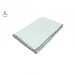 MimiNu - Paturica pufoasa Cu pompoane Dimensiune 75x100 cm Din tesatura de catifea si bumbac Materiale certificate Oeko Tex Stan