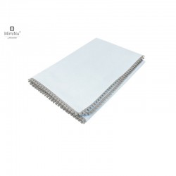 MimiNu - Paturica pufoasa Cu pompoane Dimensiune 75x100 cm Din tesatura de catifea si bumbac Materiale certificate Oeko Tex Stan