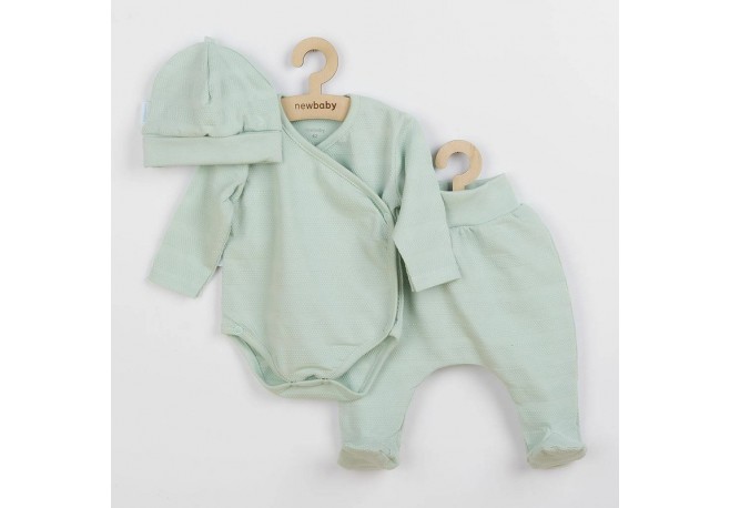 Set 3 piese: body cu maneca lunga pantalonasi cu botosei caciulita Marime 62 Din bumbac 100% New Baby I am Mint