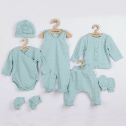 Set 7 piese: body cu maneca lunga bluza pantalonasi cu botosei salopeta fara maneci caciulita manusi botosei Marime 56 Din bumba