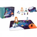 Joueco - Set de joaca din lemn certificat FSC Statie spatiala Include o plansa si 6 figurine in forma de elemente spatiale 12 lu