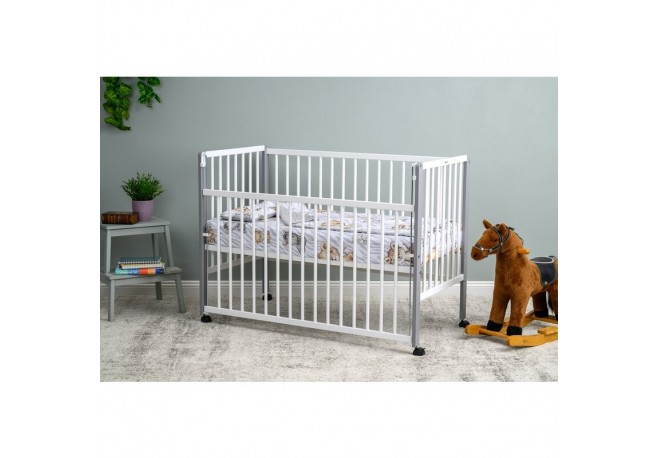 Patut din lemn bebe 120x60 cm Cu laterala culisanta Din lemn de pin si mdf Stabil si rezistent Inaltime saltea reglabila pe 3 ni