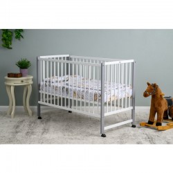Patut din lemn120x60 cm Din lemn de pin si mdf Stabil si rezistent Inaltime saltea reglabila pe 3 nivele Laterala cu 3 bete deta